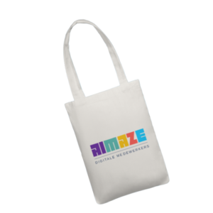Witte katoenen tote bag met het AIMAZE-logo en de tekst 'digitale medewerkers'.