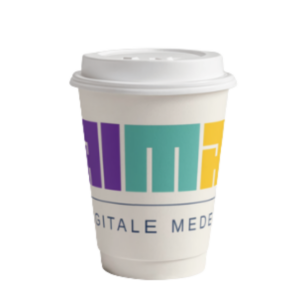 Witte kartonnen koffiebeker met deksel, bedrukt met het AIMAZE-logo en de tekst 'digitale medewerkers'.