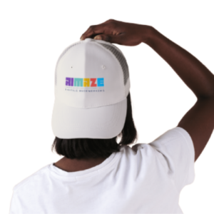 Persoon van achteren gezien met een witte trucker cap met het AIMAZE-logo op de voorzijde.