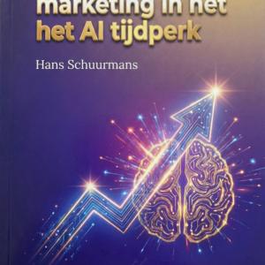 Boekomslag van 'Succesvolle marketing in het het AI tijdperk' door Hans Schuurmans, op een paarsblauwe achtergrond met printplaatpatronen. Centraal staat een oplichtende, digitaal vormgegeven pijl die schuin omhoog wijst en een goudgeel oplichtend brein doorkruist te midden van vonken en lichteffecten.